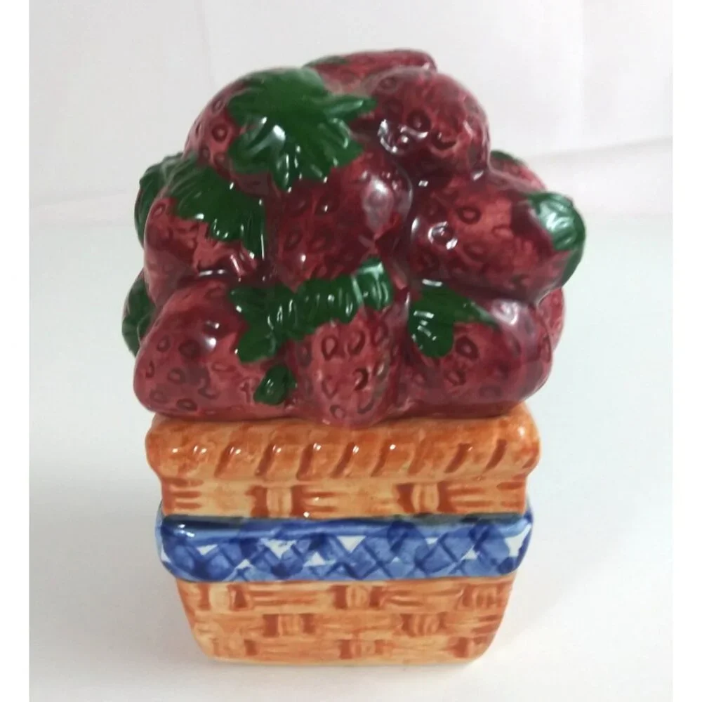 Vintage Basket Of Strawberries Salt & Pepper Shakers - Picture 3 of 11